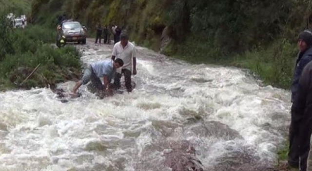 Huancavelica sufre derrumbe en tramo de carretera.
