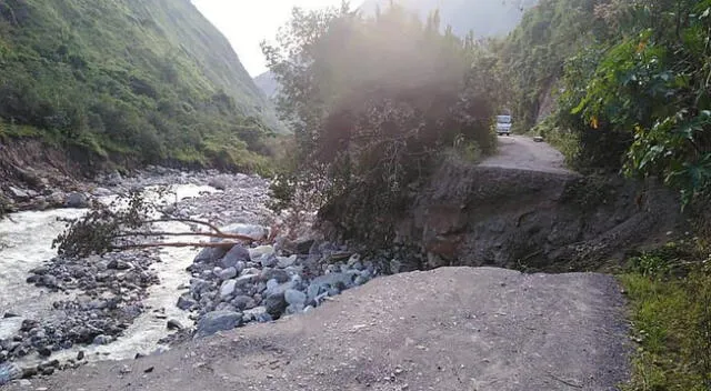 Huancavelica sufre derrumbe en tramo de carretera.