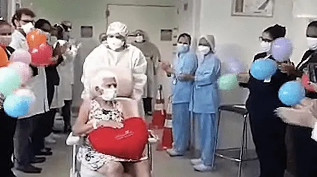 La longeva mujer salió del hospital en silla de ruedas entre globos y aplausos del personal médico.