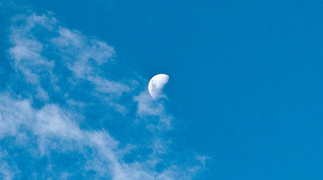 Luna en el cielo de Lima