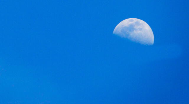 Luna en pleno luz del día