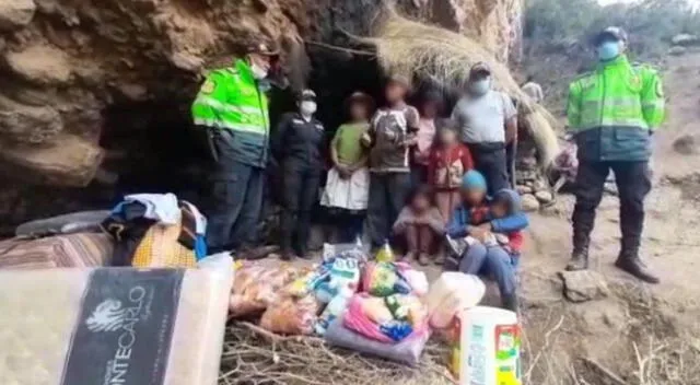 Familia que vive en cueva recibió ayuda de la PNP.