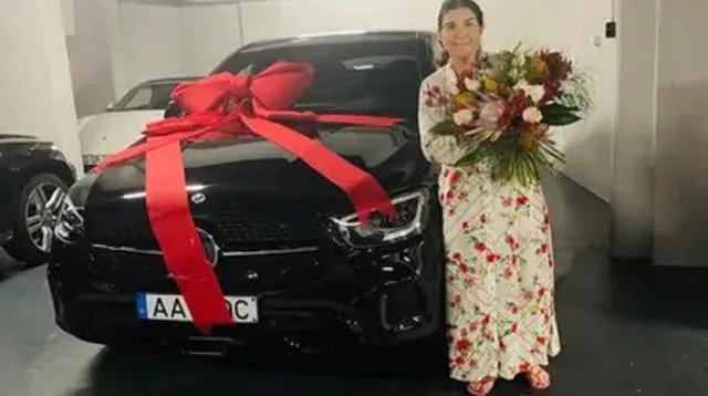 Dolores Aveiro  posa  con su regalo por el Día de la Madre