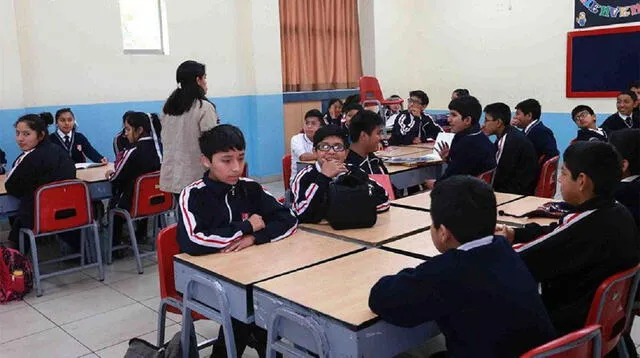 Ministro de Educación analiza opciones de reapertura de clases presenciales en colegios en ciertos sectores.