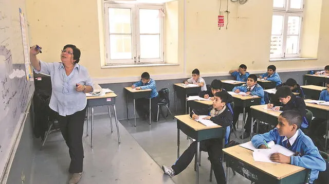 Ministro de Educación analiza opciones de reapertura de clases presenciales en colegios en ciertos sectores.