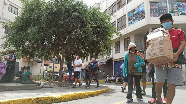 Serenos del municipio de Lima y Policía Nacional retiró a los ambulantes en Mesa Redonda.