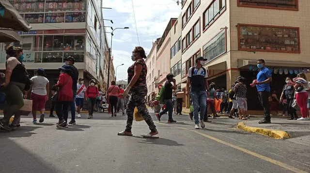 Serenos del municipio de Lima y Policía Nacional retiró a los ambulantes en Mesa Redonda.