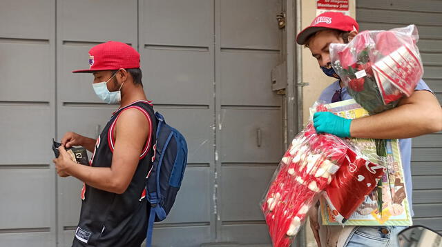 Serenos del municipio de Lima y Policía Nacional retiró a los ambulantes en Mesa Redonda.