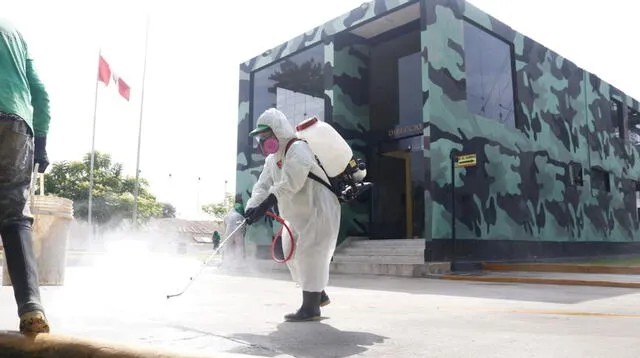 Municipalidad de Villa María del Triunfo colaboró con la fumigación de la Escuela de Paracaidistas de Chorrillos.