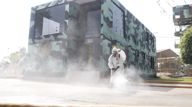 Municipalidad de Villa María del Triunfo colaboró con la fumigación de la Escuela de Paracaidistas de Chorrillos.