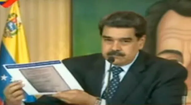 Nicolás Maduro mostrando carta que hace mención Luke Denman.