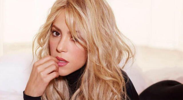 Shakira se seca el cabello en medio de una videollamada.