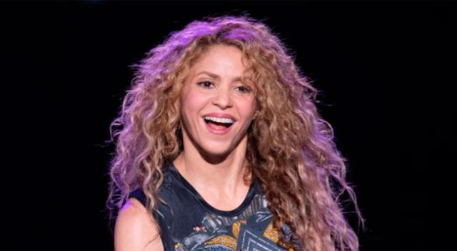Shakira se seca el cabello en medio de una videollamada.