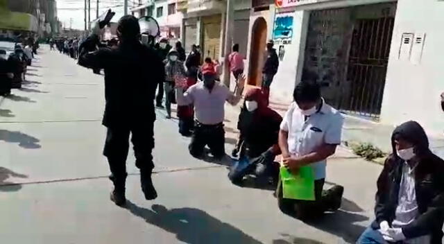 Pidió a los ciudadanos que lo acompañen mientras hacían cola en banco de Lambayeque.