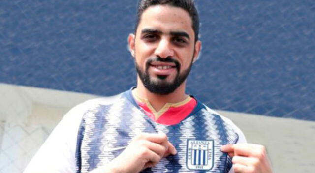 Yaqoob Mubarak posa feliz con la camiseta de Alianza Lima.