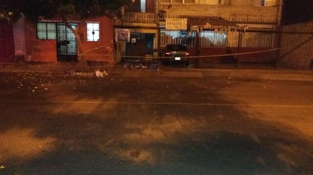 Abandonan ataud en plena vía publica