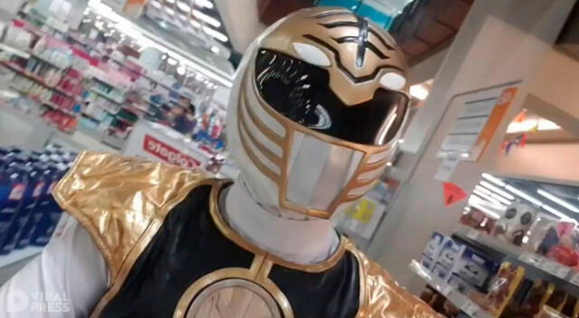 El hombre se disfrazó como Power Ranger para protegerse del coronavirus.