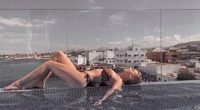 Ester Expósito sexy en piscina.