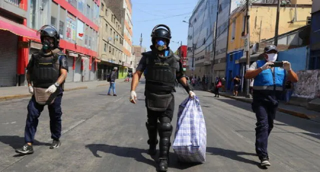 Ambulante vendía alcohol y mascarilla en un vehículo.