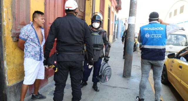 Ambulante vendía alcohol y mascarilla en un vehículo.