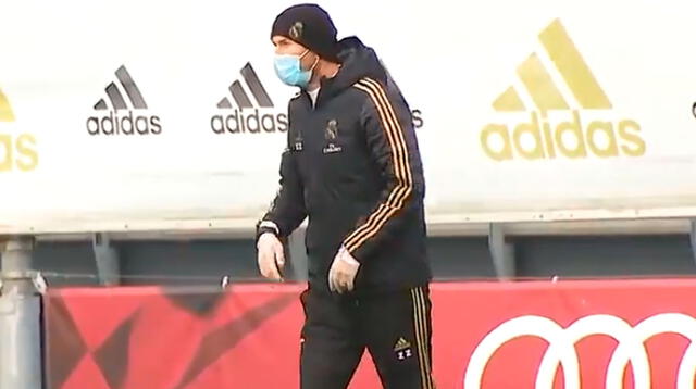 Zinedine Zidane usa mascarilla en pleno entrenamiento.