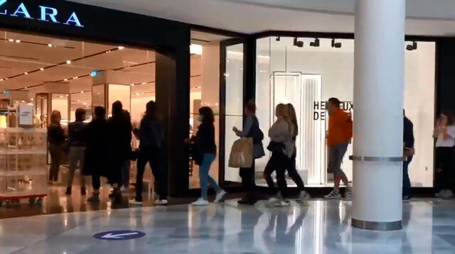 Miles de personas hicieron colas en las afueras de la tienda Zara, rompiendo las reglas de distanciamiento.