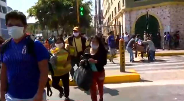 Ambulantes salieron a vender en calles de Gamarra.