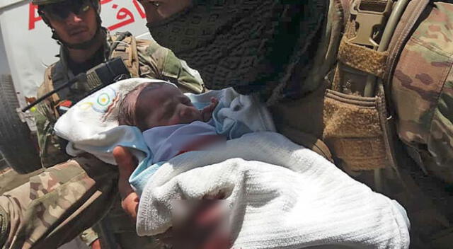Los soldados lograron rescatar a los recién nacidos envueltos en mantas manchadas de sangre.
