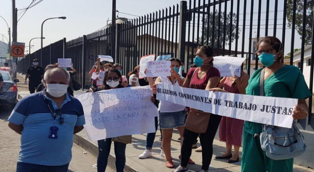 Personal de salud de Hipólito Unánue protesta por falta de equipos de protección.