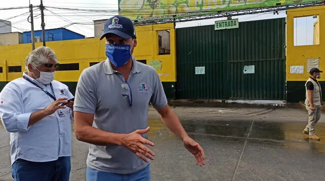 El alcalde George Forsyth estuvo supervisando el trabajo de desifección en el mercado de Frutas.