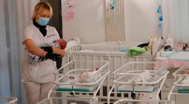 Los bebés se encuentran varados en un hotel de Ucrania.
