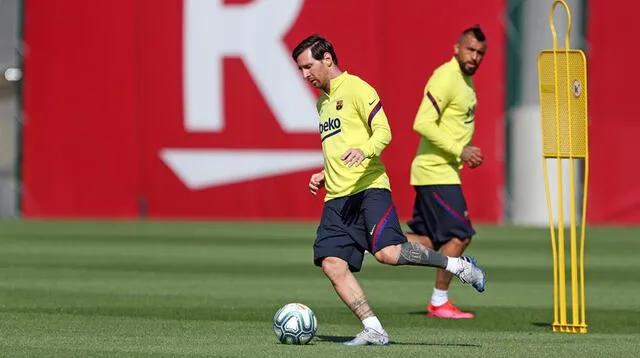 Messi en pleno entrenamiento junto a Arturo Vidal