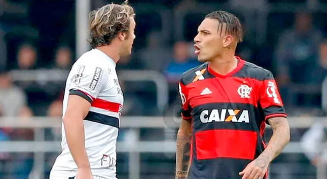 Paolo Guerrero y Diego Lugano teniendo un cruce en un Sao Paulo vs. Flamengo.