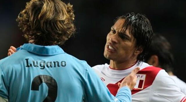 Paolo Guerrero y Diego Lugano, un clásico de los últimos Perú vs. Uruguay.