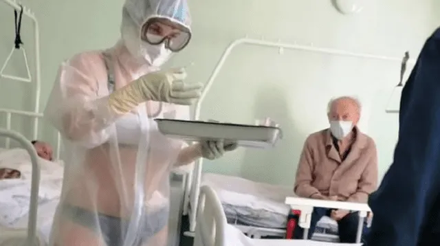 El autor de la foto indicó que ningún paciente se quejó de la nueva vestimenta de la enfermera.