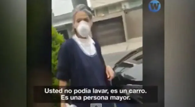 Mujer habría sido obligada a lavar auto en plena cuarentena por coronavirus.