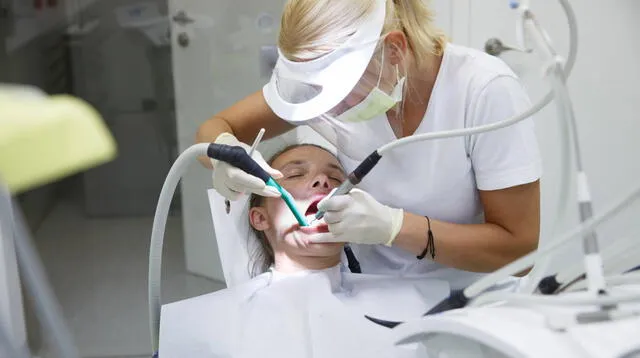 En el caso de los pacientes portadores de prótesis dentales, deben higienizar la misma con agua caliente o agua oxigenada  luego de regresar de la calle.