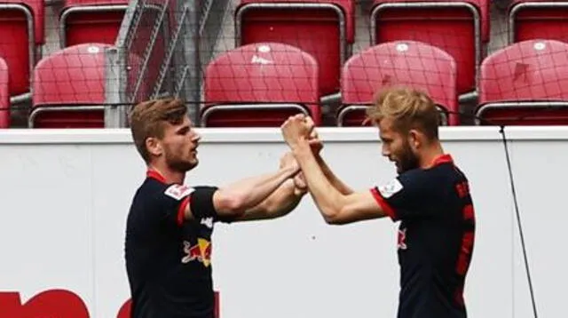 Timo Werner celebra el primer gol junto a Konrad Laimer