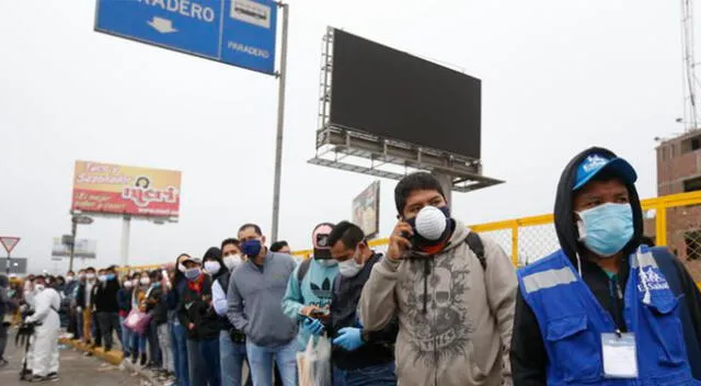 Trabajadores esperando transporte durante Estado de Emergencia.