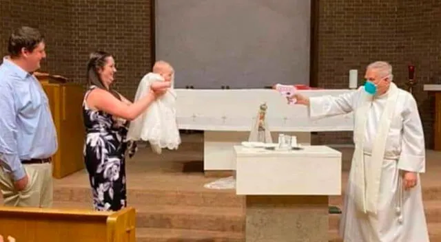 La foto del sacerdote con una pistola de agua se ha viralizado en redes sociales.