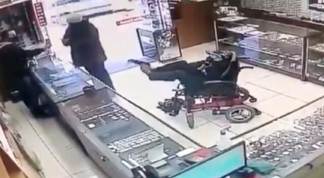 El hombre con discapacidad en los brazos intentó asaltar una tienda.
