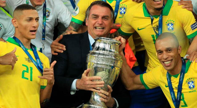 Jair Bolsonaro con la selección de Brasil alzando la Copa América 2019.