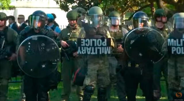 La policía en Washington durante toque de queda.