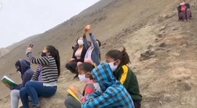 Escolares buscan conexión a Internet subiendo a los cerros.