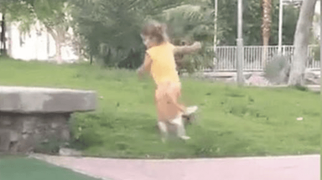El divertido video de la menor y su mascota en YouTube causó la risa de miles de internautas.