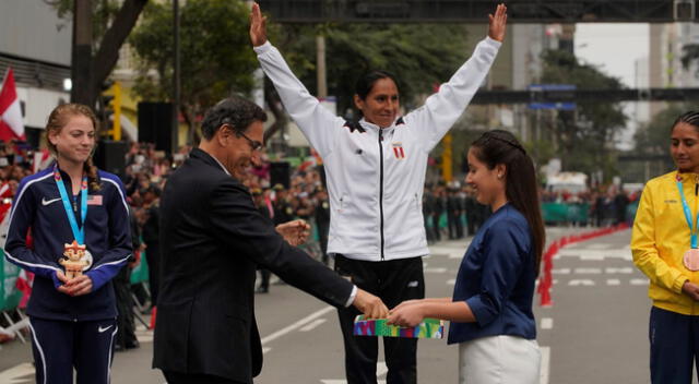 Martín Vizcarra presente en la premiación de Gladys Tejeda en los Juegos Panamericanos Lima 2019 | Foto: EFE