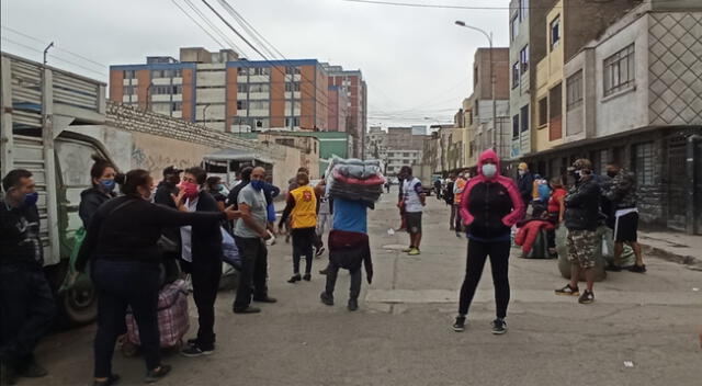 Ambulantes toman calles de La Victoria.