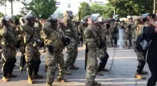 Los militares se unieron a los manifestantes a pocos minutos del toque de queda.