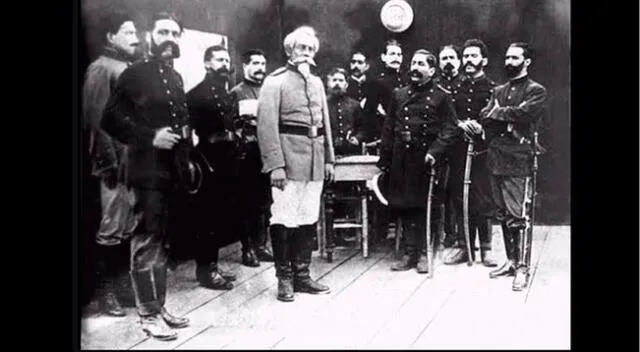 Fotografía del Coronel Bolognesi y sus militares (1897) es falsa.
