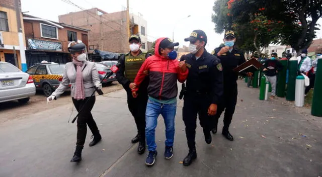 Llegaban desde temprano a formar la fila sin ningún balón de oxígeno y cuando notaban que alguien que si requiere la medicina llegaba después, vendían la cola.